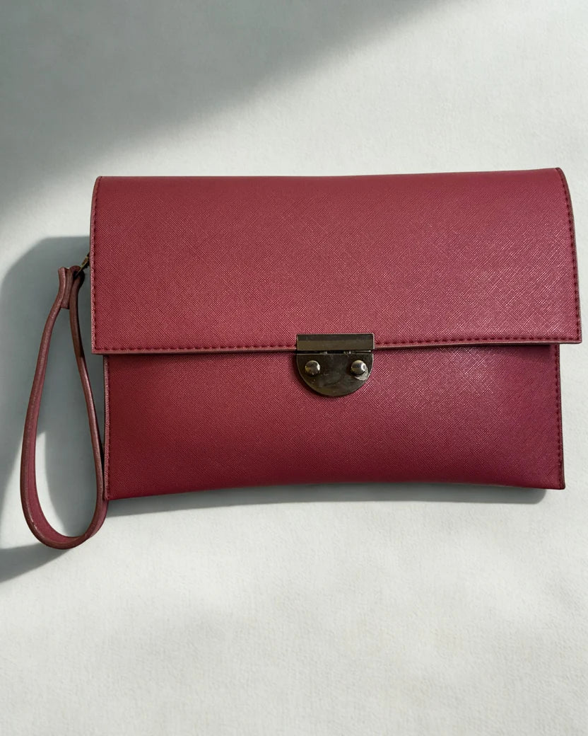 Louvé Éclat Clutch – Berry Crush