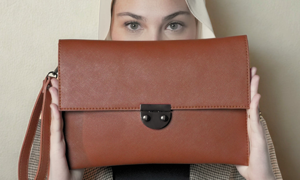 Louvé Sienna Clutch – Caramel