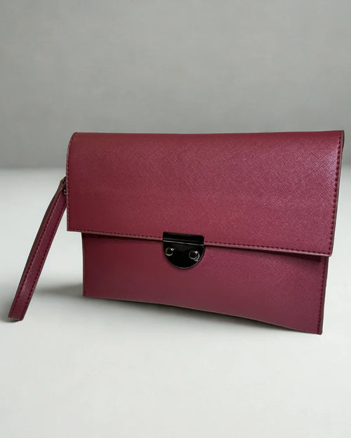 Louvé Éclat Clutch – Berry Crush