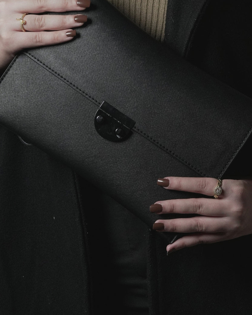 Louvé Éclat Clutch – Black