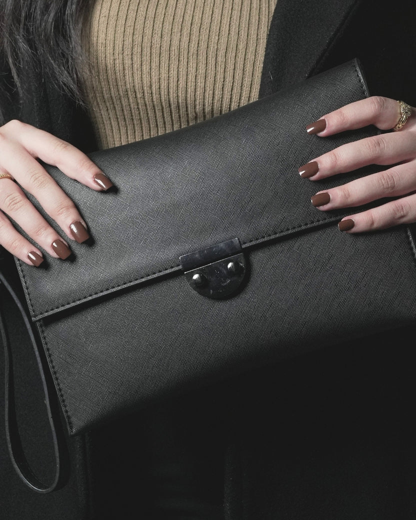 Louvé Éclat Clutch – Black