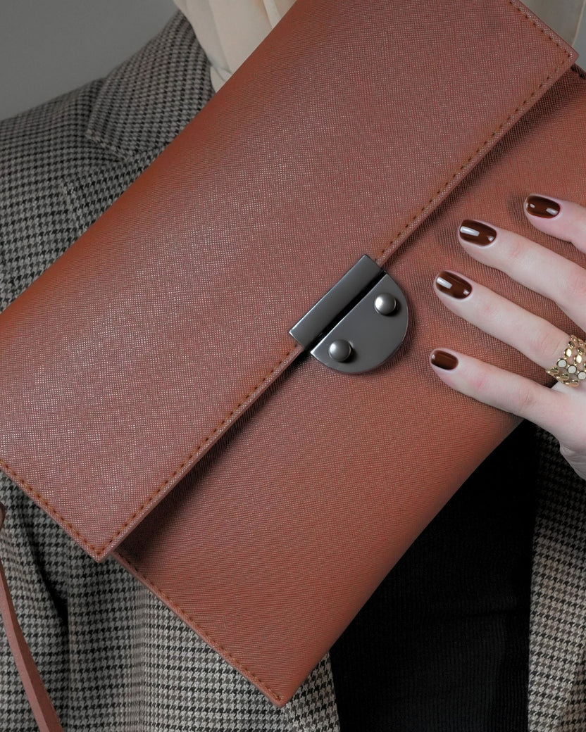 Louvé Sienna Clutch – Caramel