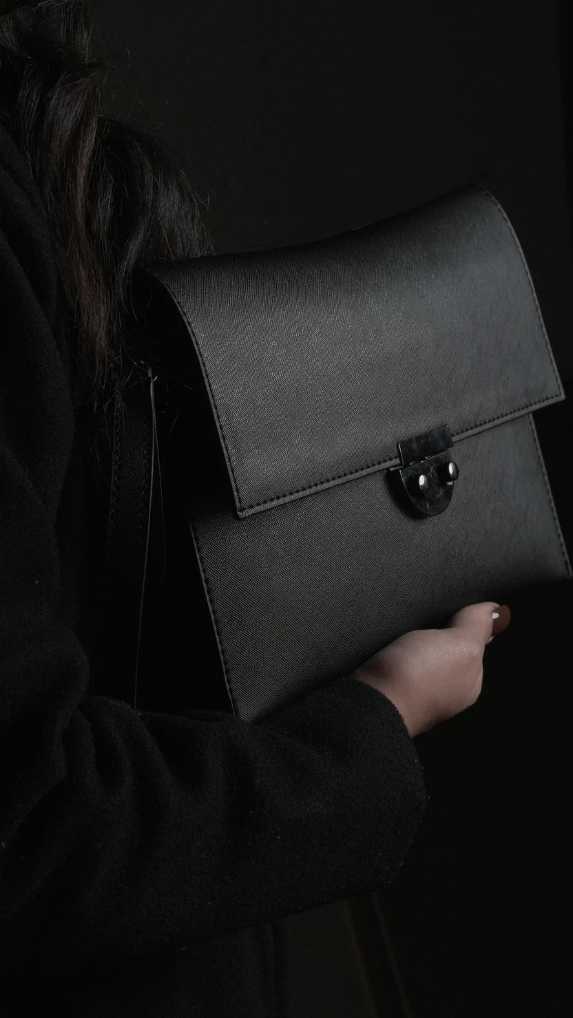 Louvé Éclat Clutch – Black