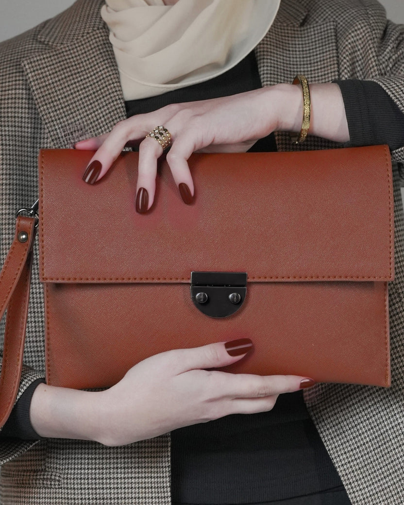 Louvé Sienna Clutch – Caramel